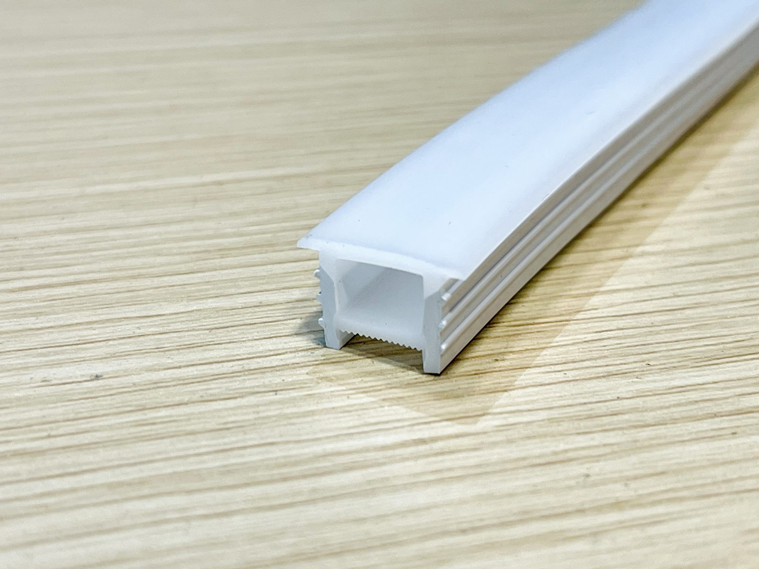 LED Silicon Dẻo Âm Trần 12x12 (PHE-NU-1212A) là một ống silicon dẻo có tai cánh chuyên dụng