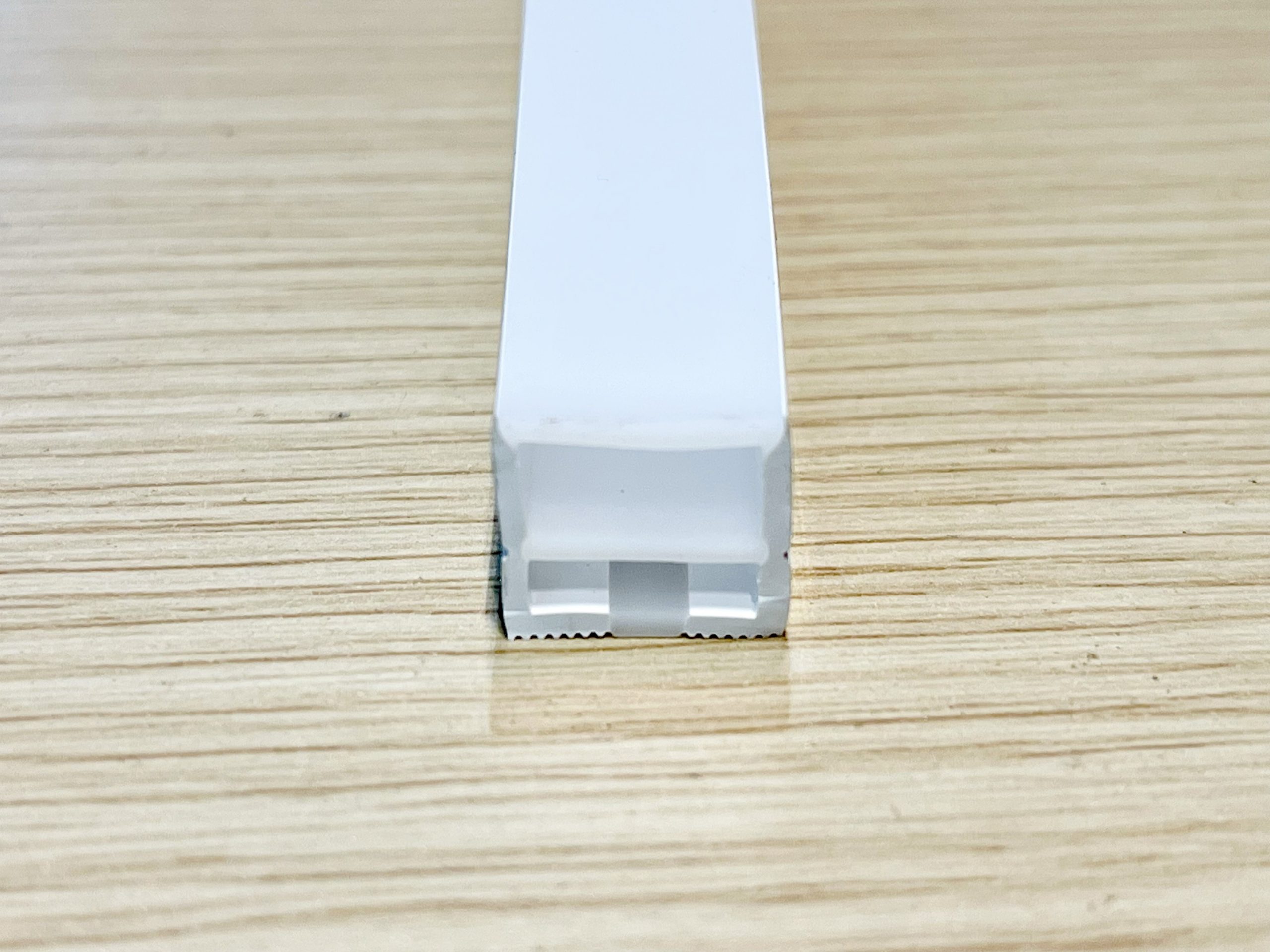 LED Silicon Dẻo 16x16 (PHE-NU-1616) là một ống dẫn sáng thế hệ mới được đúc từ silicon nguyên khối, với mặt cắt vuông 16x16mm
