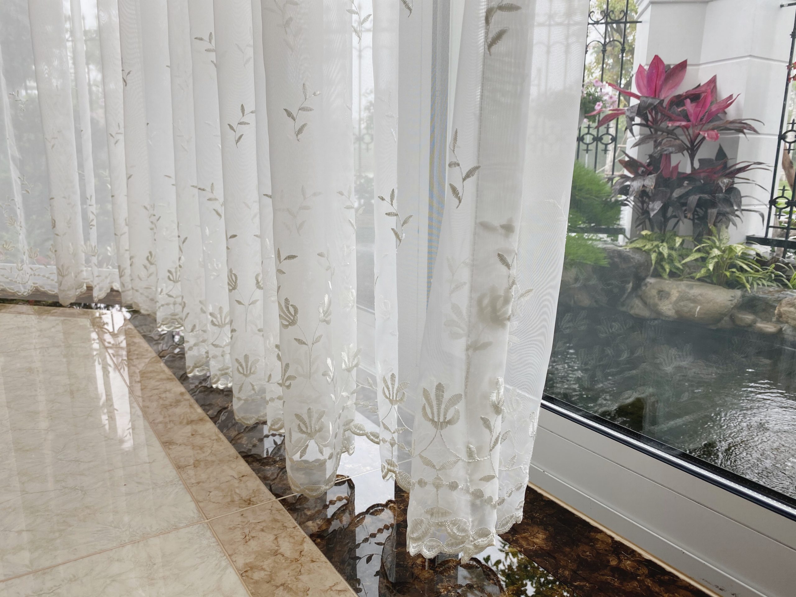 Voan Trắng Thêu Họa Tiết Chìm – Nét Duyên Dáng Ẩn Giấu