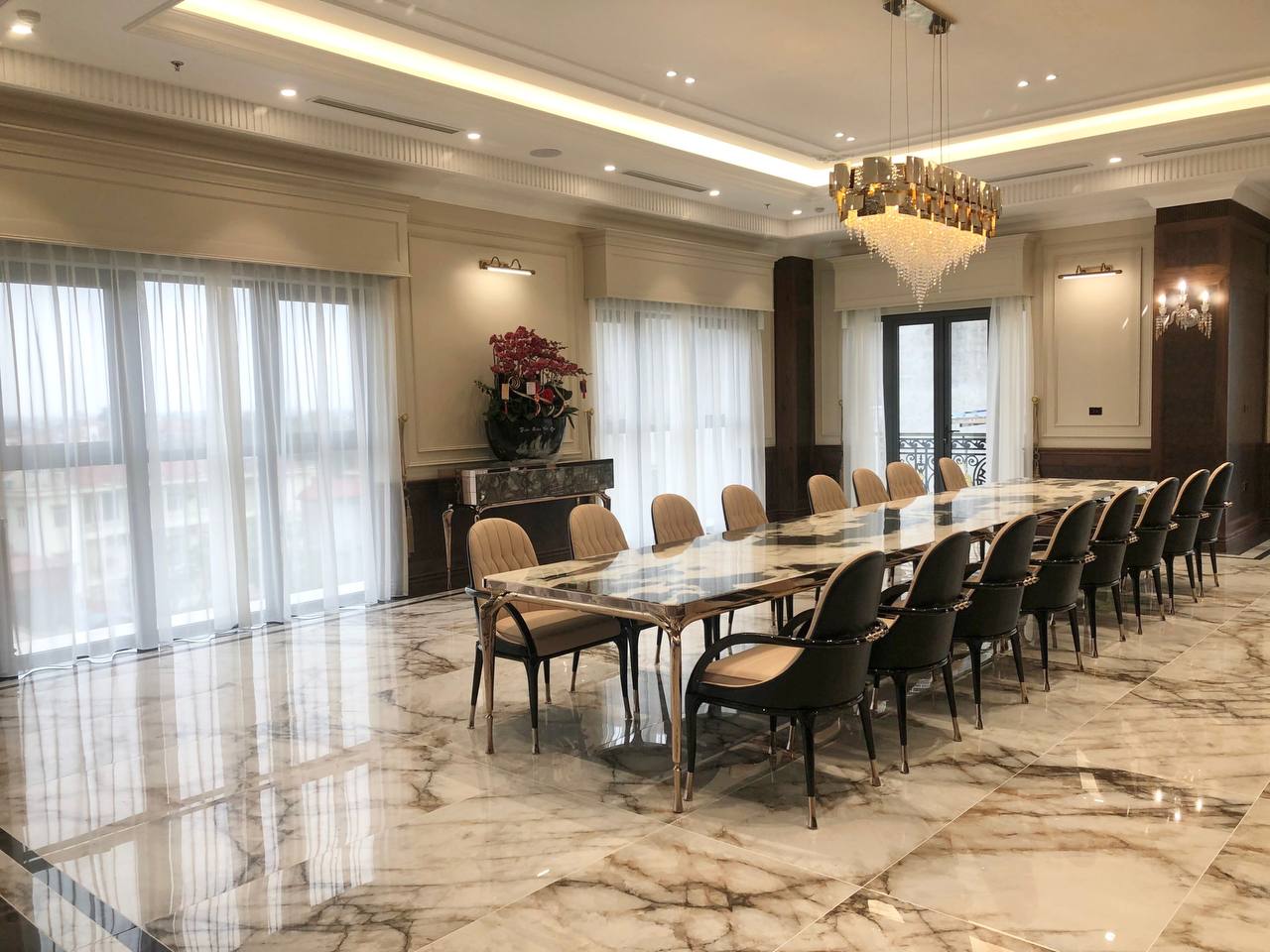 Phòng Ăn & Không Gian Chung: Sự Thanh Lịch Vượt Thời Gian