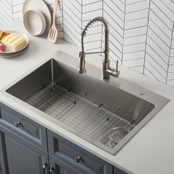 Ngược lại với chậu âm, chậu rửa bát lắp dương là giải pháp phổ biến và kinh tế hơn