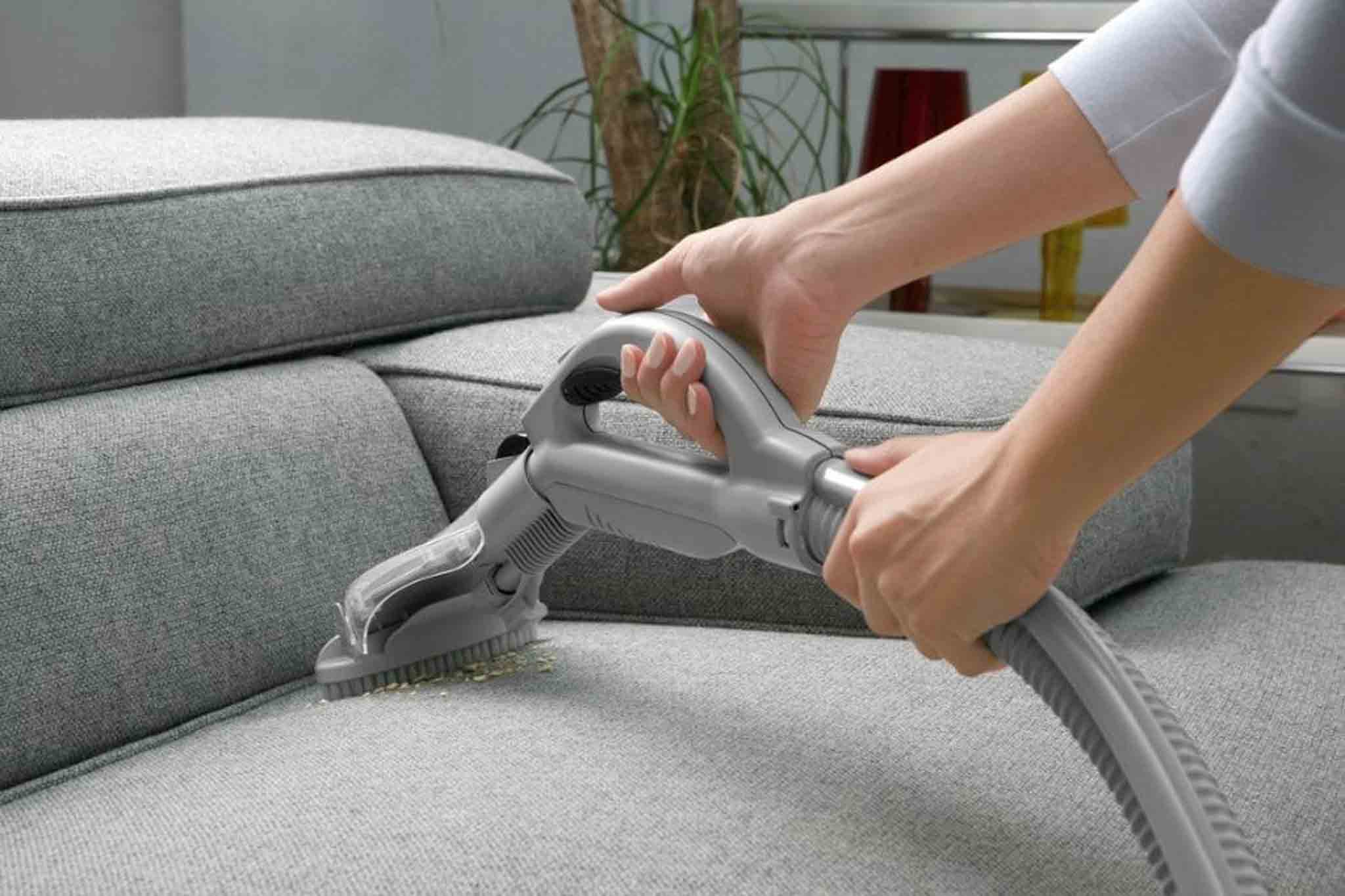 Do đặc tính sợi vải dễ bám bụi và thấm nước, bạn cần dùng máy hút bụi để vệ sinh sofa nỉ nhung