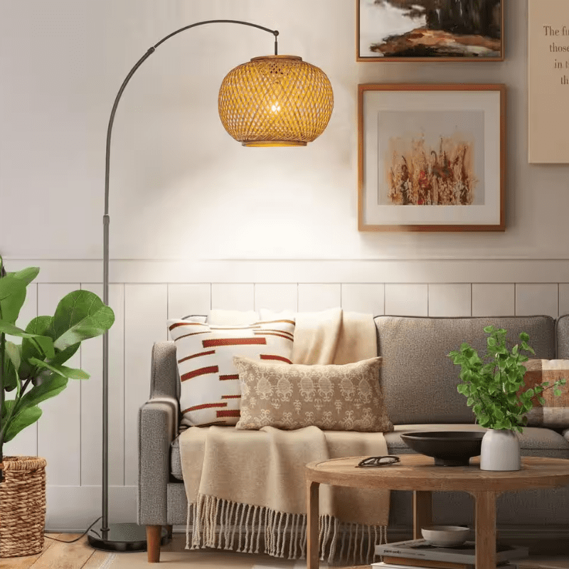 Đèn cây đứng mây tre thường được đặt ở góc phòng khách, cạnh sofa hoặc trong phòng ngủ