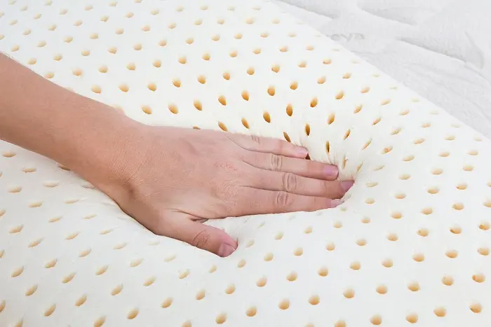 Đối với người lớn tuổi, một chiếc đệm chắc chắn, không quá lún như đệm xơ dừa hoặc đệm cao su có độ cứng cao sẽ giúp họ dễ dàng đứng lên ngồi xuống hơn