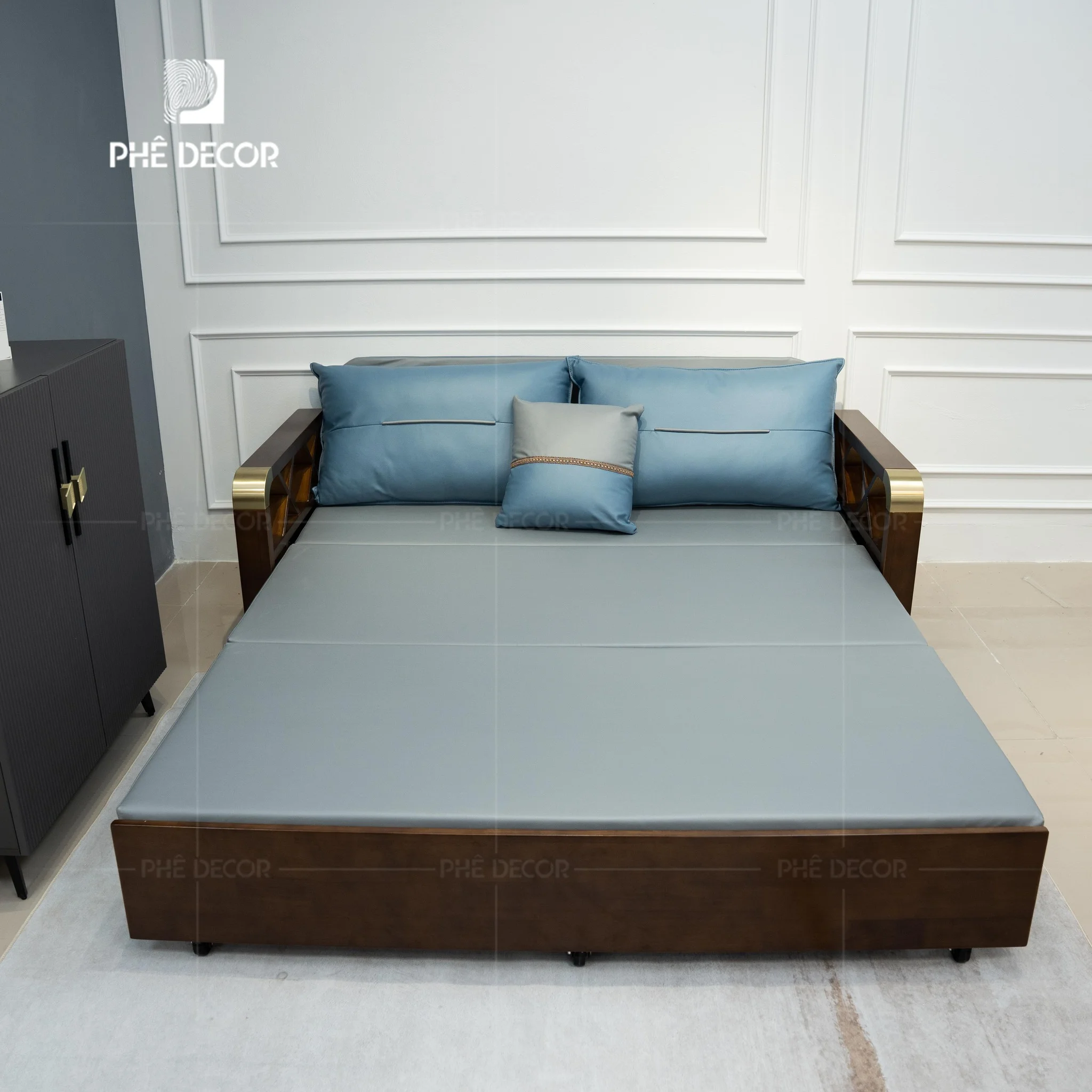 Mẫu sofa giường phong cách Bắc Âu Raymond SFG120 là lựa chọn cho những ai yêu thích vẻ đẹp bền bỉ và sang trọng của gỗ tự nhiên
