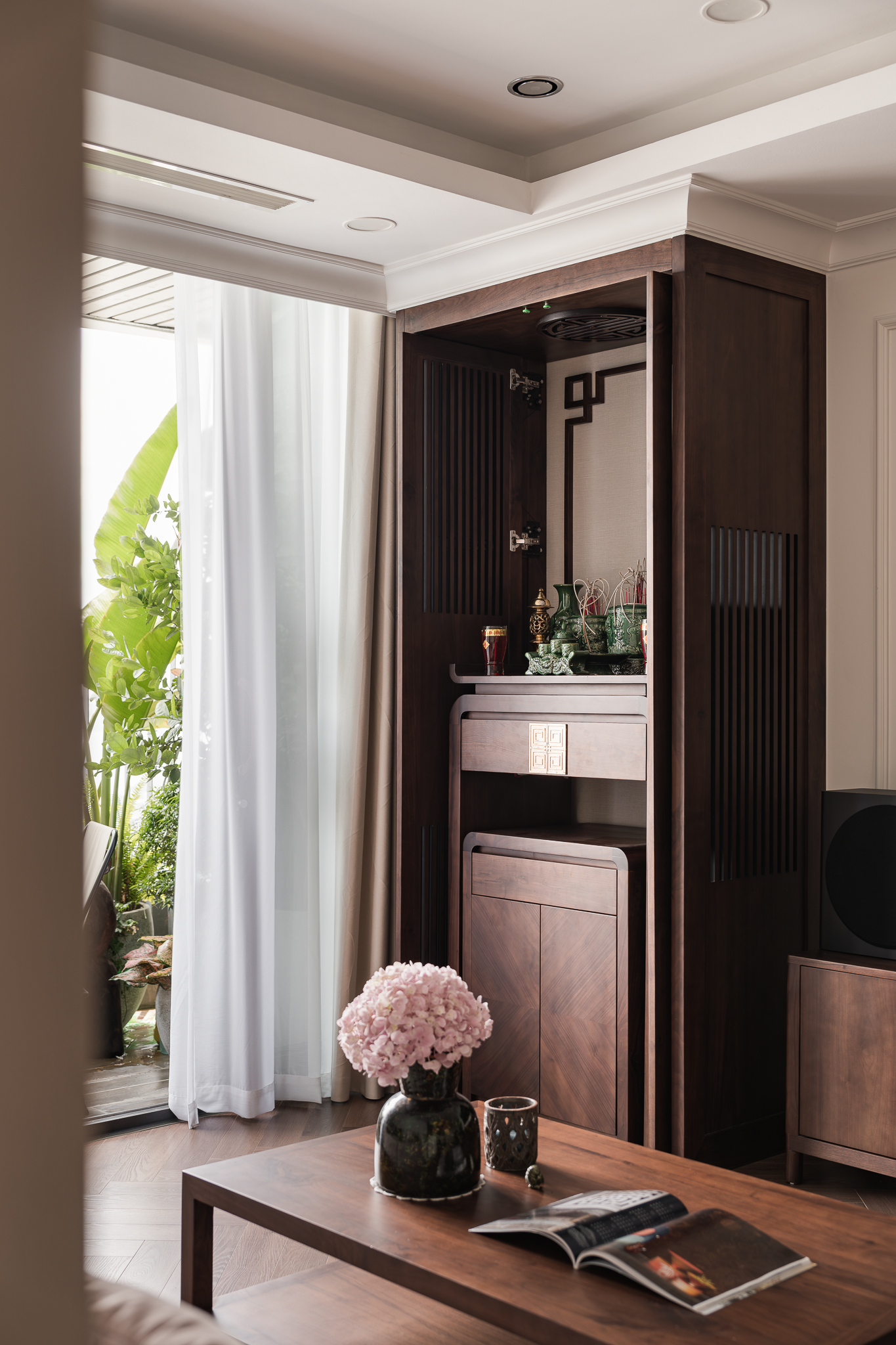 Các vật liệu phổ biến nhất bao gồm gỗ (tự nhiên và công nghiệp), đá (tự nhiên và nhân tạo), kim loại và kính
