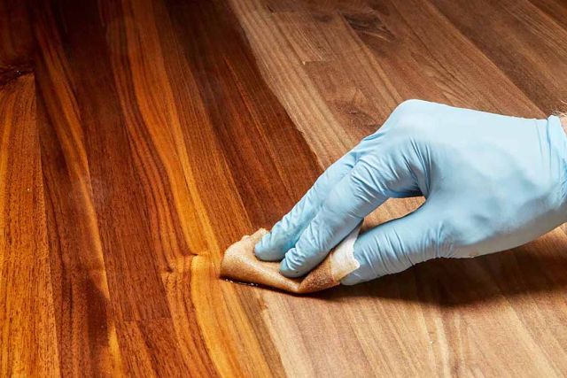 Việc vệ sinh đúng cách sẽ giúp bảo vệ bề mặt gỗ khỏi trầy xước và phai màu