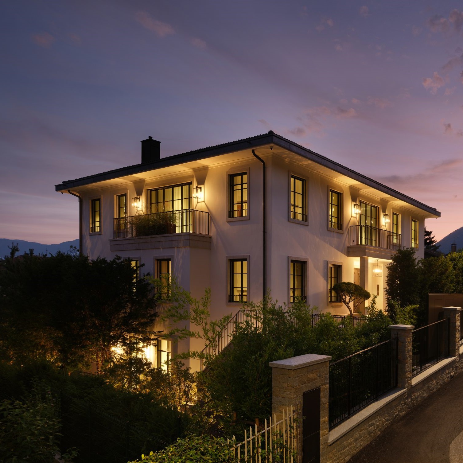 Nhà biệt thự 3 tầng mái bằng đẹp Bolzano Villa