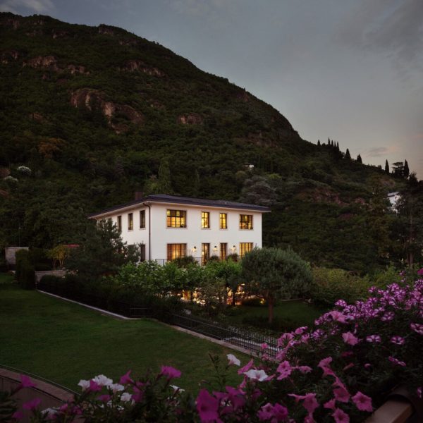 Nhà biệt thự 3 tầng mái bằng đẹp Bolzano Villa - Ảnh 2