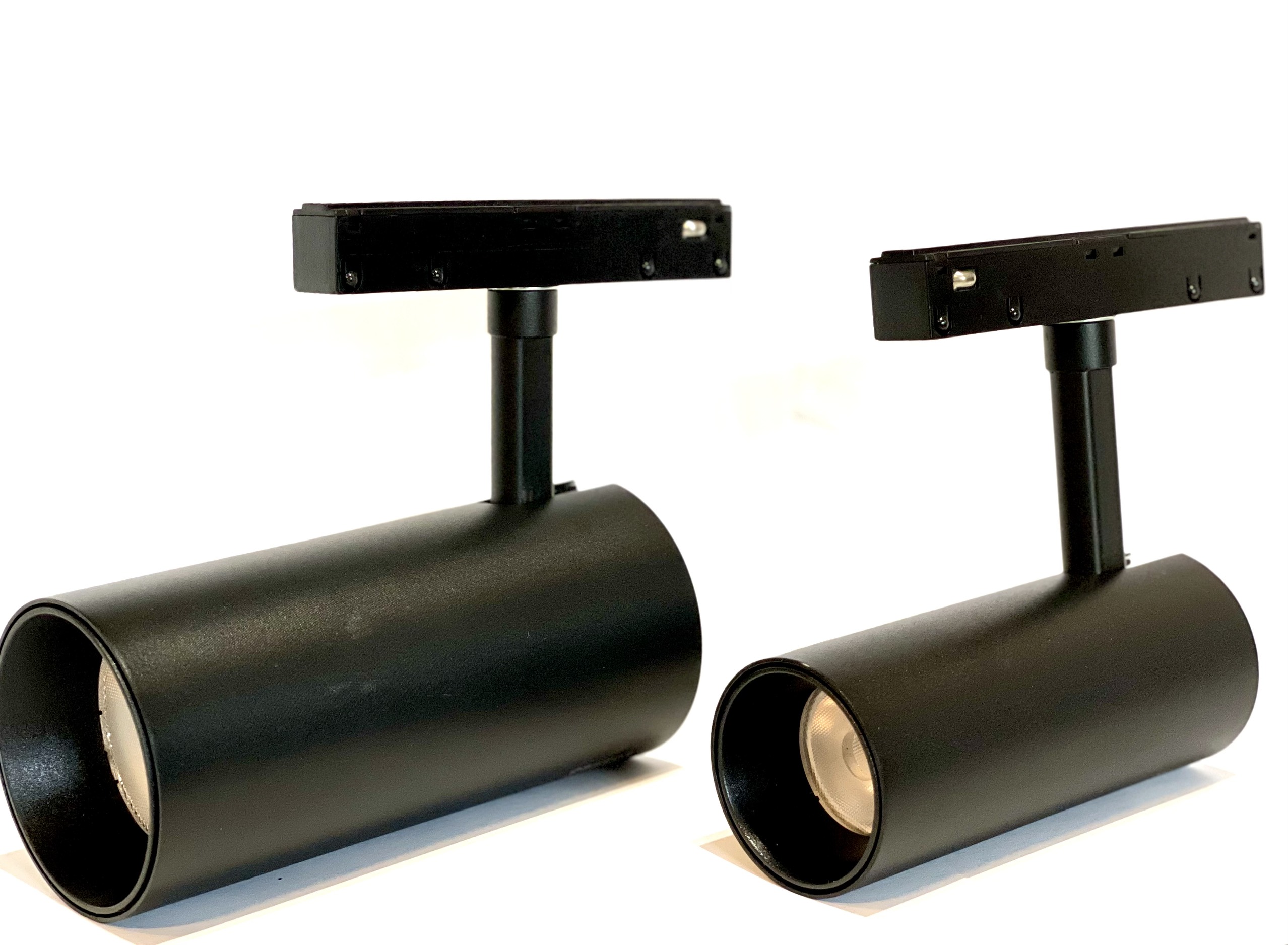 Hệ đèn ray nam châm PHE-NC-01 đại diện cho một bước tiến vượt bậc so với các giải pháp chiếu sáng truyền thống