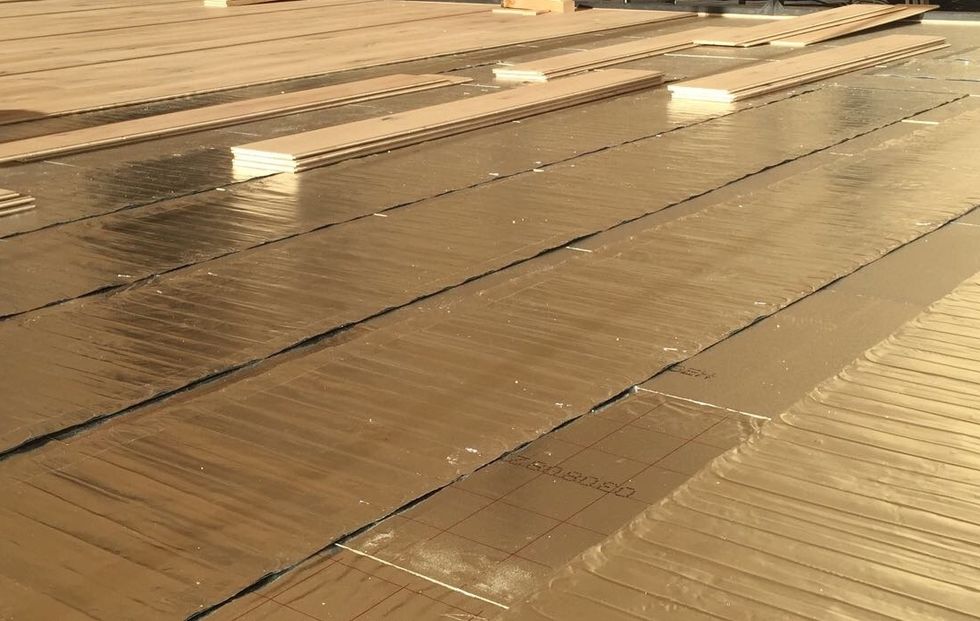 Lớp cách nhiệt này giúp giảm thời gian làm nóng sàn lên đến 50% và ngăn chặn nhiệt lượng thất thoát xuống dưới