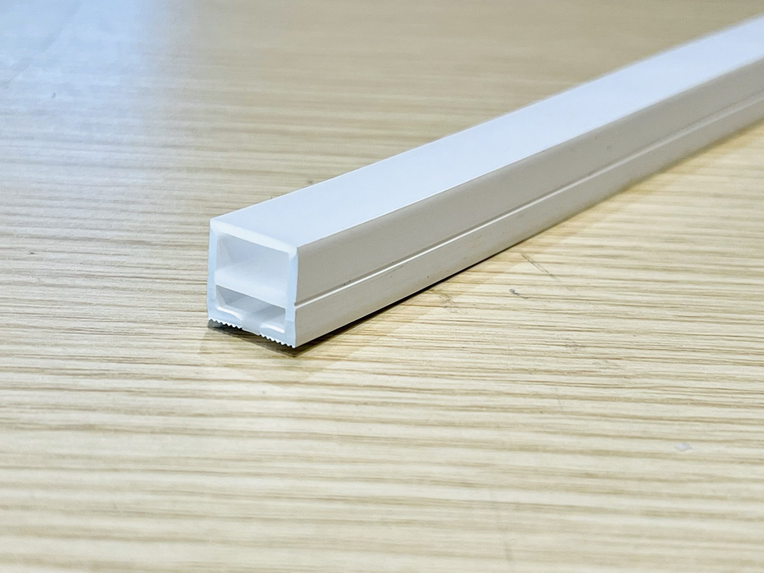 LED Silicon Dẻo 30x20 (PHE-NU-3020) là một ống dẫn sáng silicon bản lớn, được thiết kế để tạo ra những dải sáng bề thế