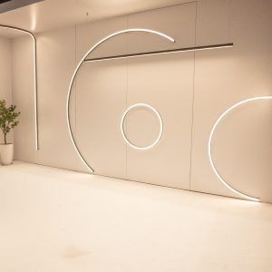 Giải mã sự khác biệt: Silicon LED dẻo vs Thanh nhôm định hình LED