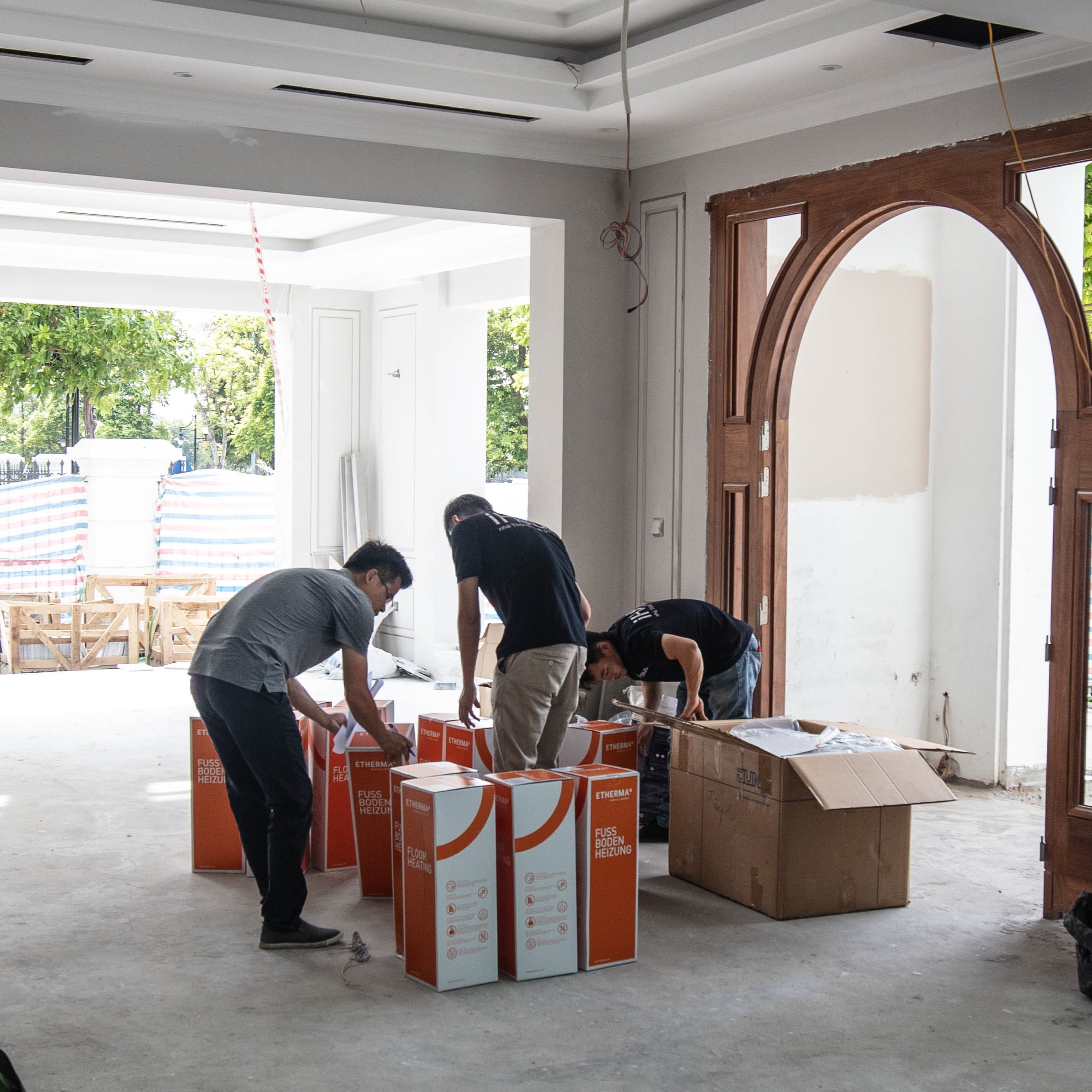 Tập kết đầy đủ các vật liệu cần thiết theo bản vẽ thiết kế, bao gồm: tấm sưởi/cáp sưởi/ống nước, lớp cách nhiệt