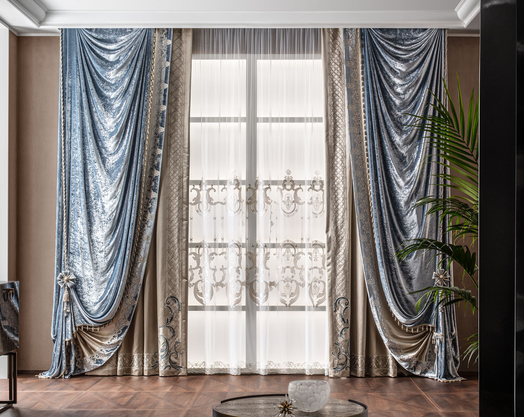 Một bộ rèm layering cơ bản có cấu trúc gồm ba thành phần chính: lớp nền rèm sheer, lớp ngoài rèm trang trí, và hệ thống phần cứng chuyên dụng