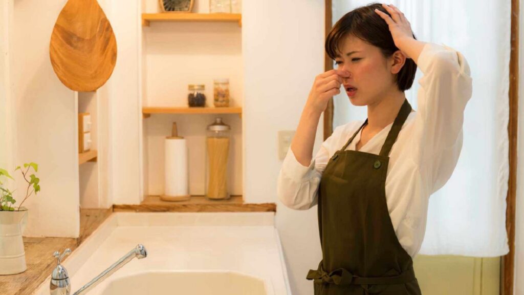 Mùi hôi khó chịu từ cống thoát nước là một trong những vấn đề dai dẳng và ám ảnh nhất trong nhiều gia đình