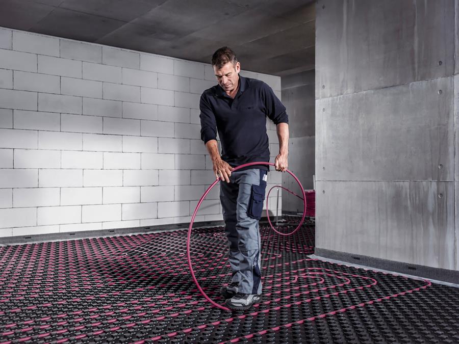 Nước nóng được phân phối qua hệ thống sưởi sàn thông qua bộ trộn (manifold)