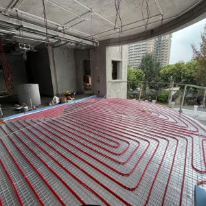 Hệ thống sưởi sàn nhà bằng nước nóng: Cấu tạo, nguyên lý & báo giá thi công chuẩn Đức
