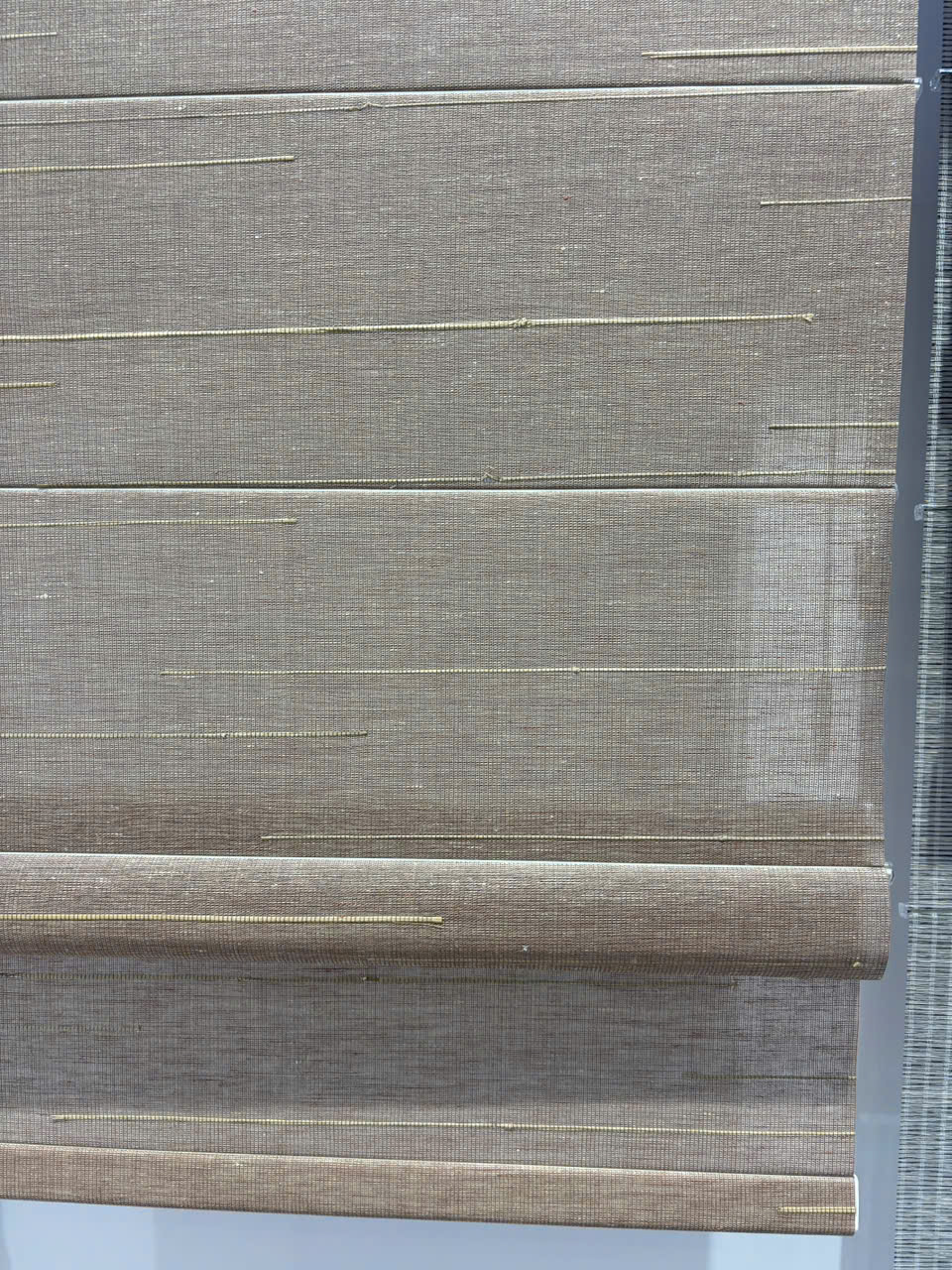 Mành tăm tre sở hữu nhiều đặc điểm ưu việt bao gồm yếu tố tự nhiên và thân thiện môi trường, độ bền cơ học cao, tính thẩm mỹ mộc mạc độc đáo