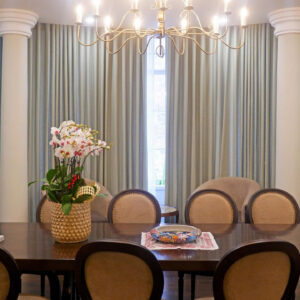 Rèm âm trần là gì? 50+ mẫu đẹp, ứng dụng, cách lắp, báo giá & địa chỉ thi công uy tín 2025