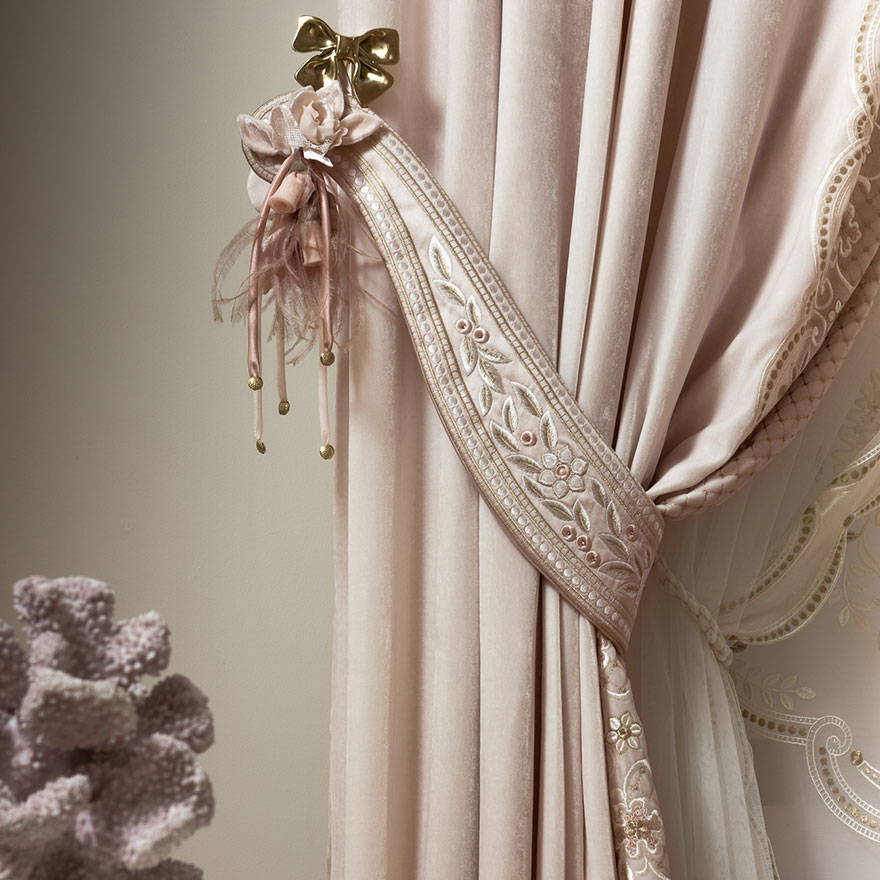 Rèm châu Âu là dòng sản phẩm nội thất cao cấp được nhập khẩu trực tiếp từ các quốc gia có nền dệt may lâu đời