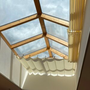 Xu hướng & giải pháp thiết kế rèm biệt thự che mái kính (Skylight) năm 2026